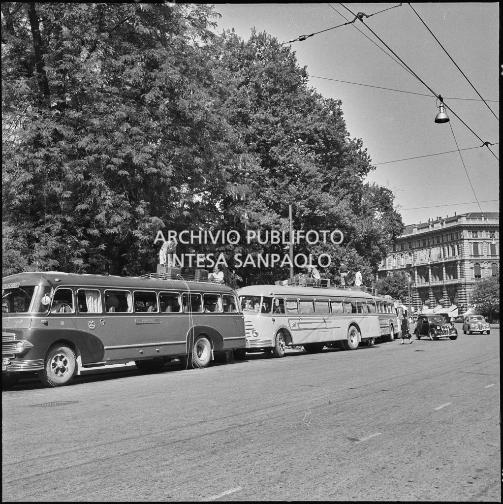 Gli autisti sistemano le valige dei passeggeri sui tetti dei pullman a Milano<br>222879