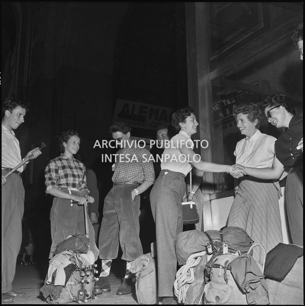 Un gruppo di ragazzi alla stazione Centrale di Milano in partenza per le vacanze estive in montagna<br>222880