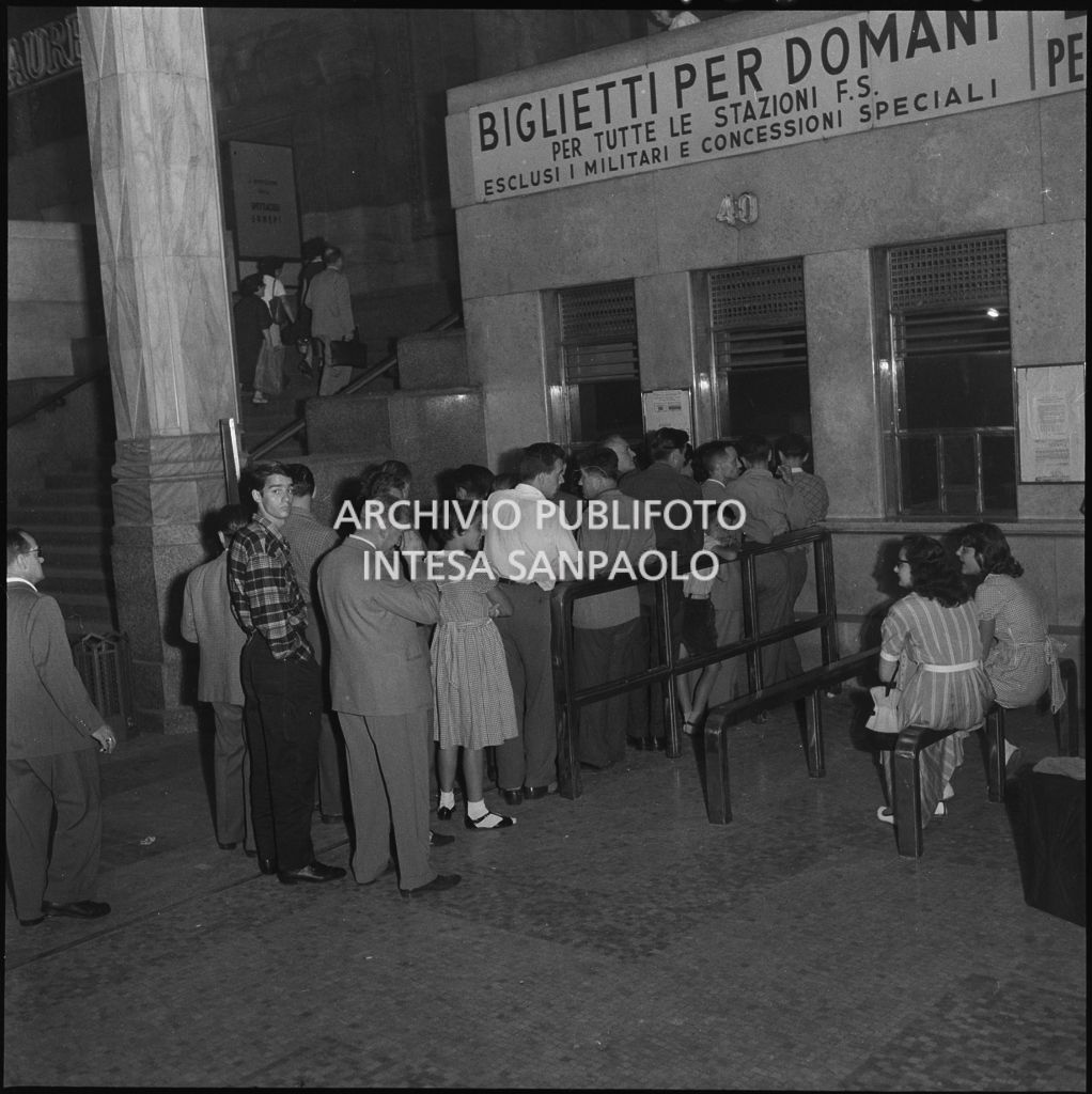 Fila alla biglietteria della stazione Centrale di Milano per le partenze delle vacanze estive<br>222881