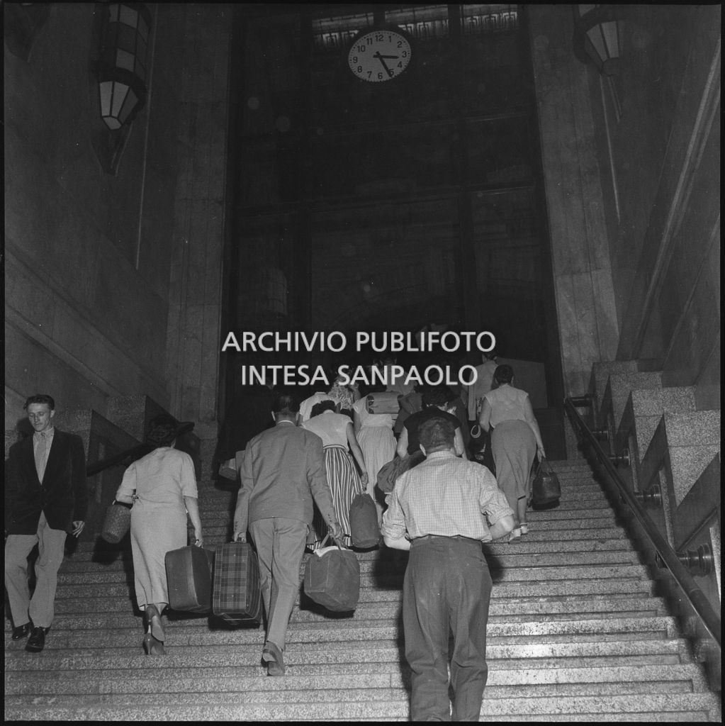 Passeggeri con valige sulle scalinate della stazione Centrale di Milano in partenza per le vacanze estive<br>222882
