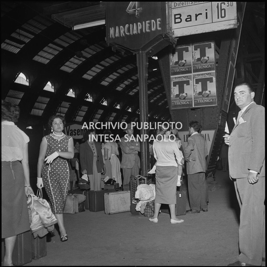 Passeggeri sulla banchina della stazione Centrale di Milano in attesa del treno per Bari<br>222883