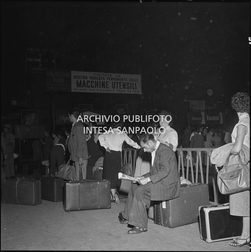 Passeggeri alla stazione Centrale di Milano in partenza per le vacanze estive<br>222884