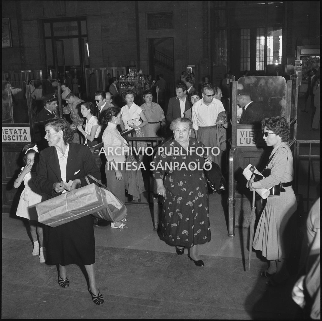 Folla al controllo biglietti della stazione Centrale di Milano in occasione delle partenze estive<br>222885