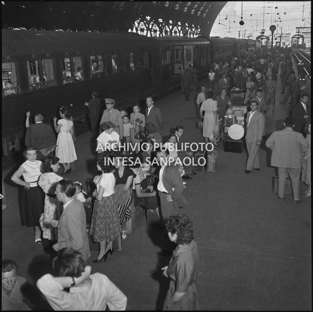 Banchina della stazione Centrale di Milano affollata di passeggeri con valige in partenza per le vacanze estive<br>222886