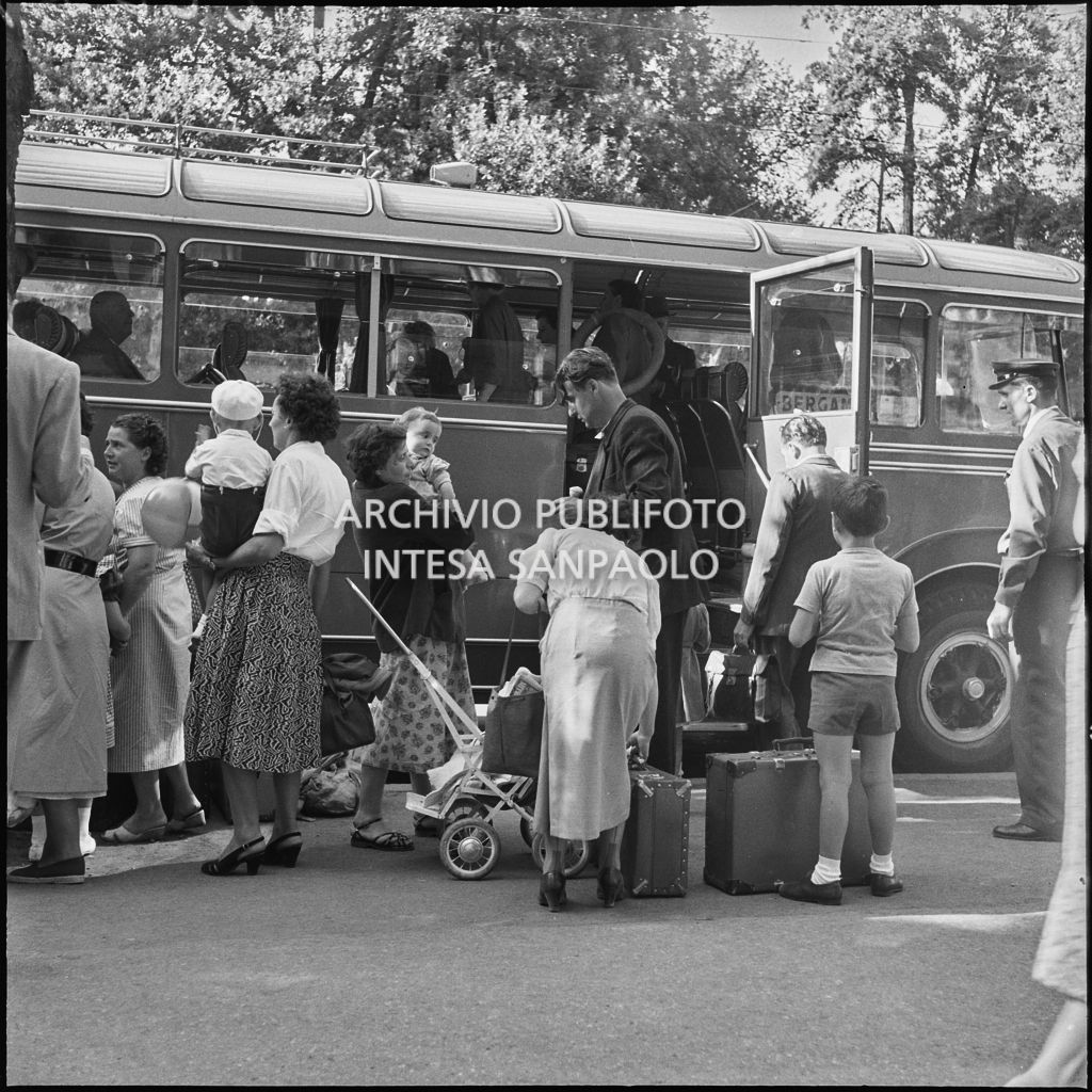 Passeggeri in attesa della partenza dell'autobus per Bergamo nei pressi del Castello Sforzesco di Milano<br>222892