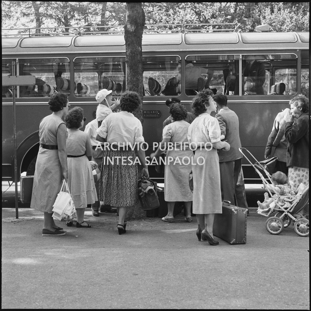 Passeggeri in attesa della partenza dell'autobus nei pressi del Castello Sforzesco di Milano<br>222894