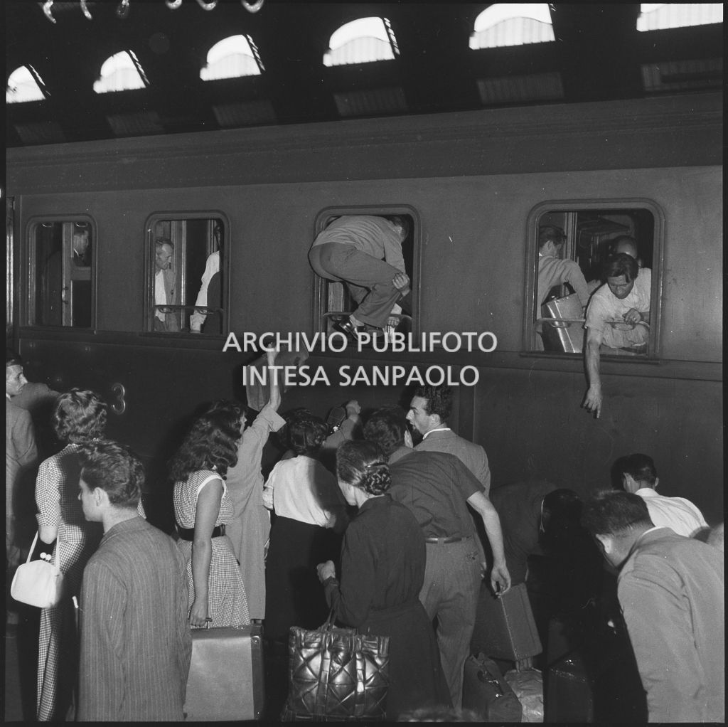 Un uomo entra dal finestrino di un treno in partenza dalla stazione Centrale di Milano<br>222895