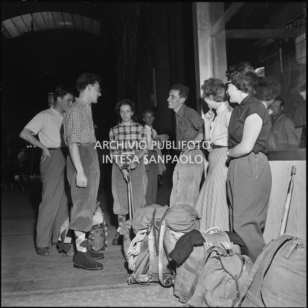 Un gruppo di ragazzi alla stazione Centrale di Milano in partenza per le vacanze estive in montagna<br>222896