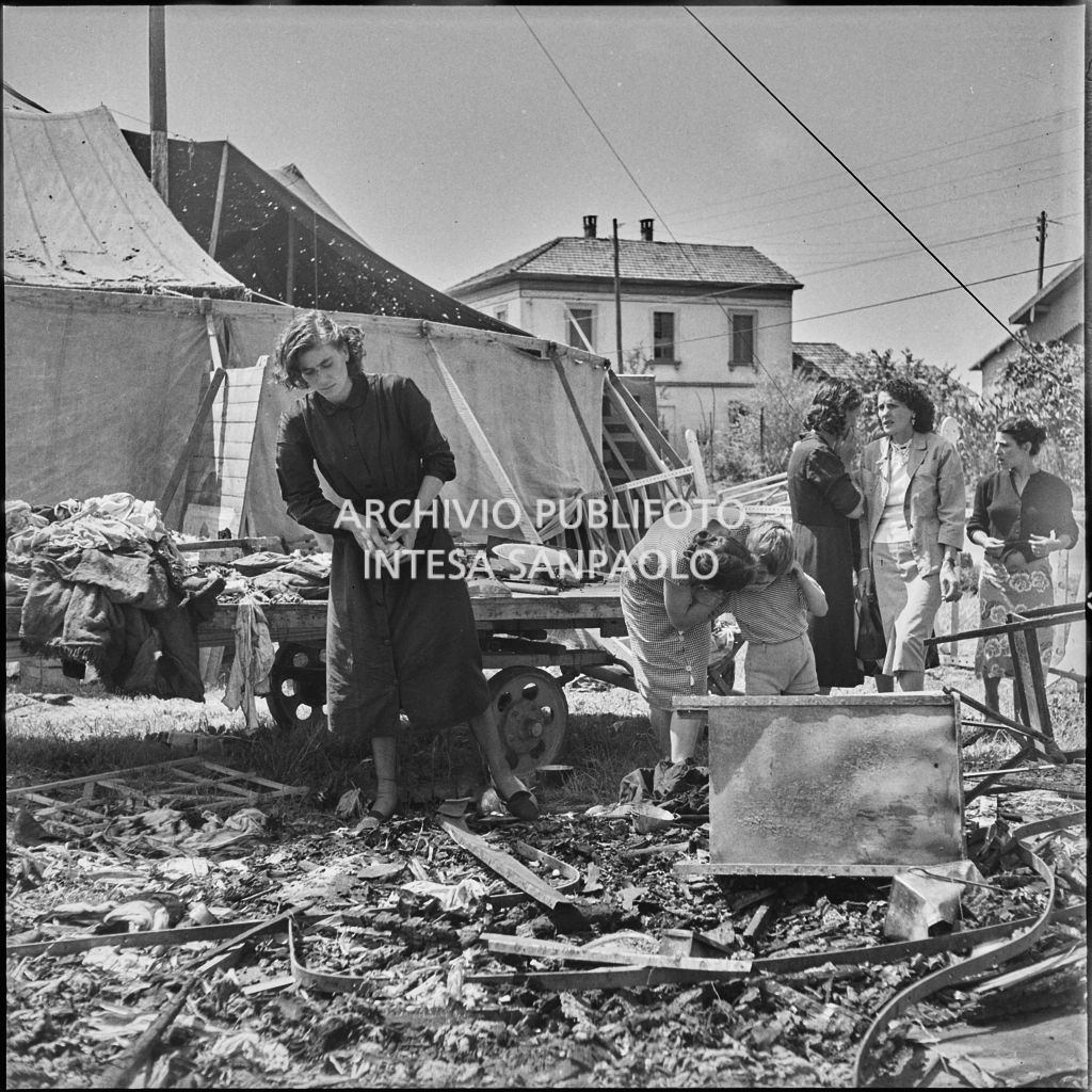 Donne sul luogo dell'incendio che ha distrutto un carro del Circo Casartelli a Bernareggio<br>222904