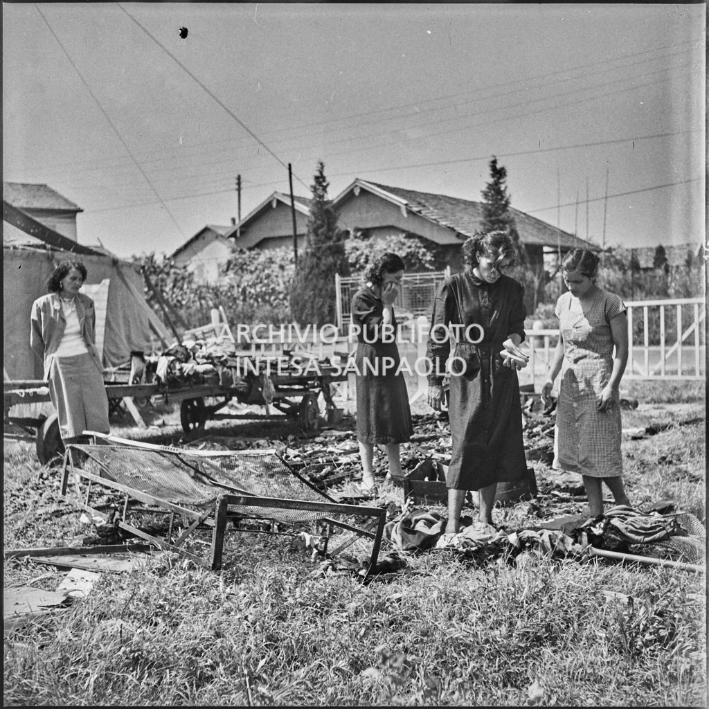 Donne sul luogo dell'incendio che ha distrutto un carro del Circo Casartelli a Bernareggio<br>222905