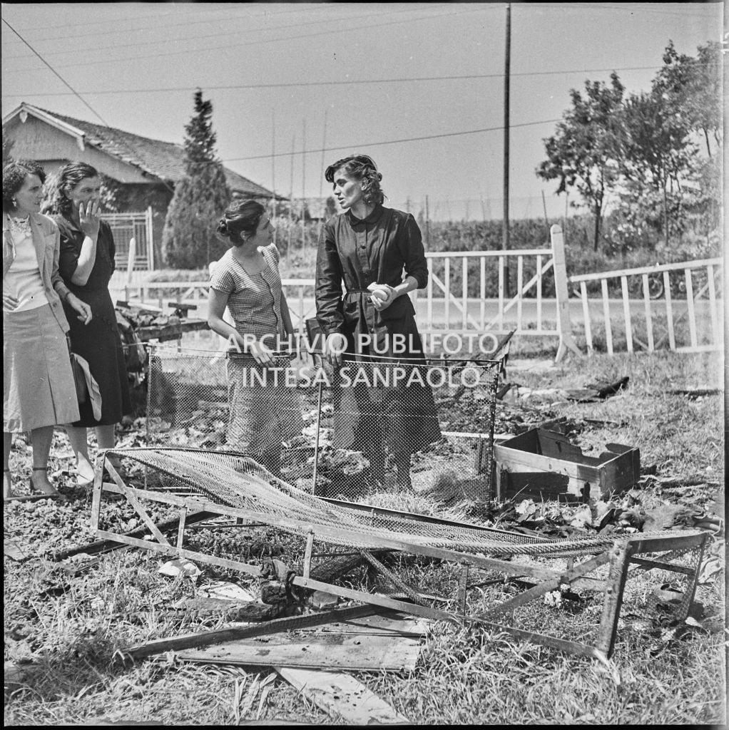 Donne sul luogo dell'incendio che ha distrutto un carro del Circo Casartelli a Bernareggio<br>222906