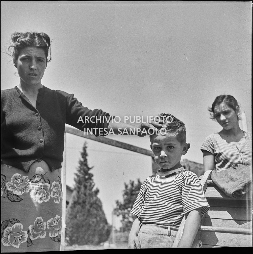 Ritratto di due donne ed un bambino del Circo Casartelli a Bernareggio<br>222907