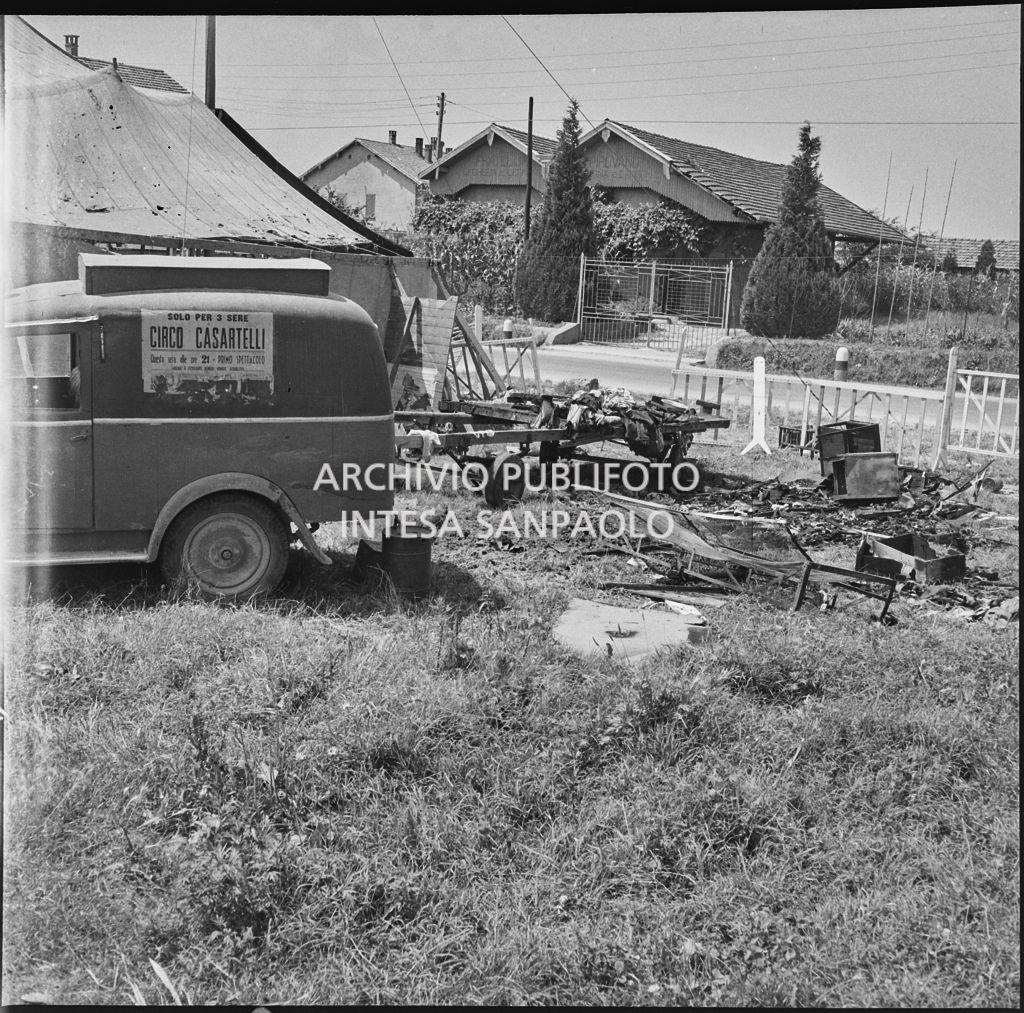 Resti di un carro del Circo Casartelli distrutto da un incendio a Bernareggio<br>222908