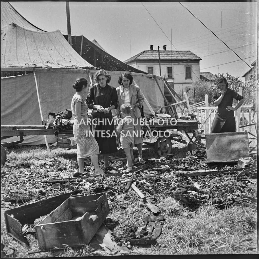 Donne sul luogo dell'incendio che ha distrutto un carro del Circo Casartelli a Bernareggio<br>222909