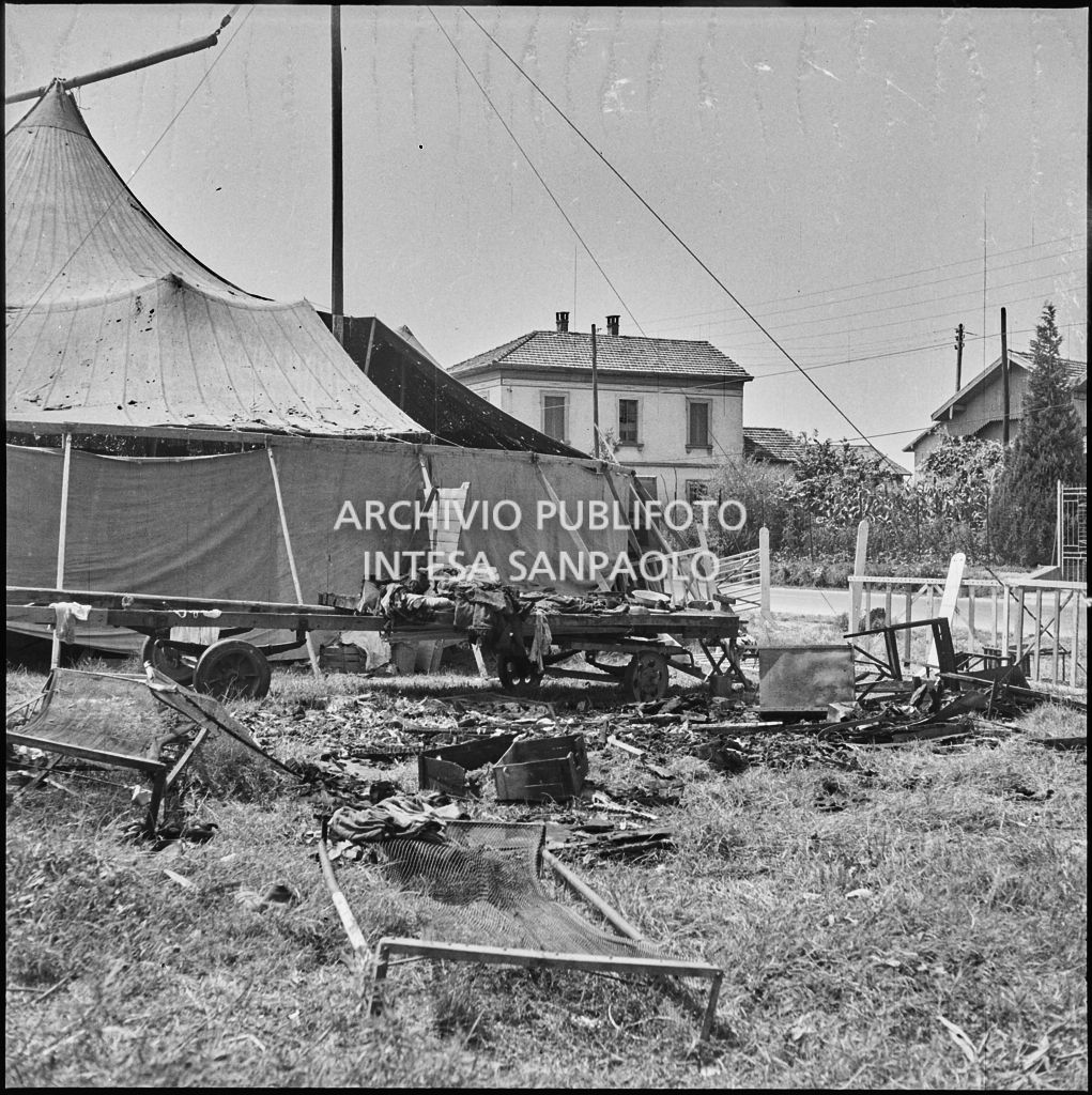 Resti di un carro del Circo Casartelli distrutto da un incendio a Bernareggio<br>222910