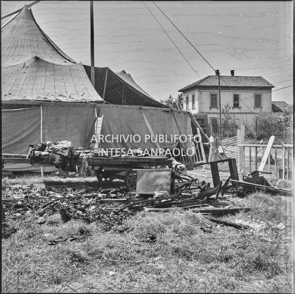Resti di un carro del Circo Casartelli distrutto da un incendio a Bernareggio<br>222911