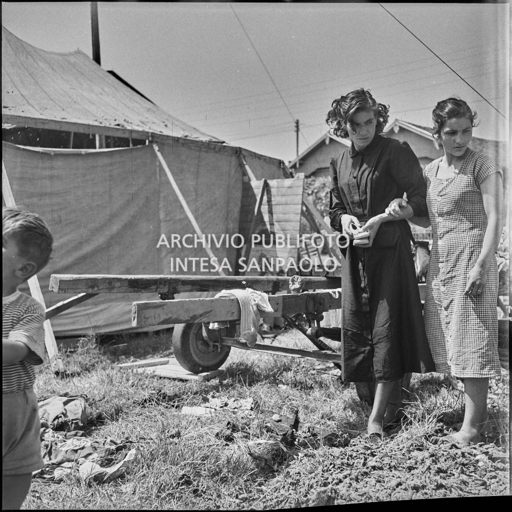 Donne sul luogo dell'incendio che ha distrutto un carro del Circo Casartelli a Bernareggio<br>222912