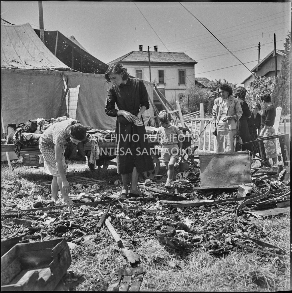 Donne sul luogo dell'incendio che ha distrutto un carro del Circo Casartelli a Bernareggio<br>222913
