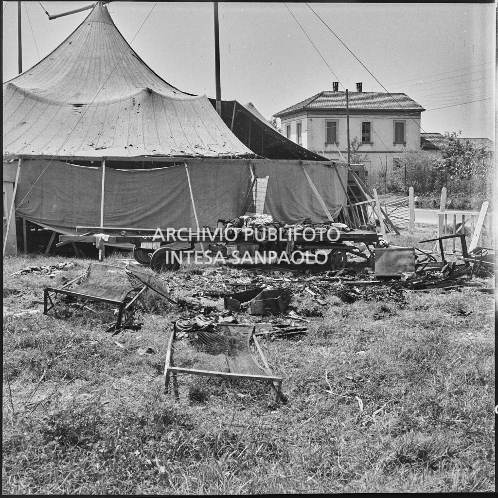 Resti di un carro del Circo Casartelli distrutto da un incendio a Bernareggio<br>222914