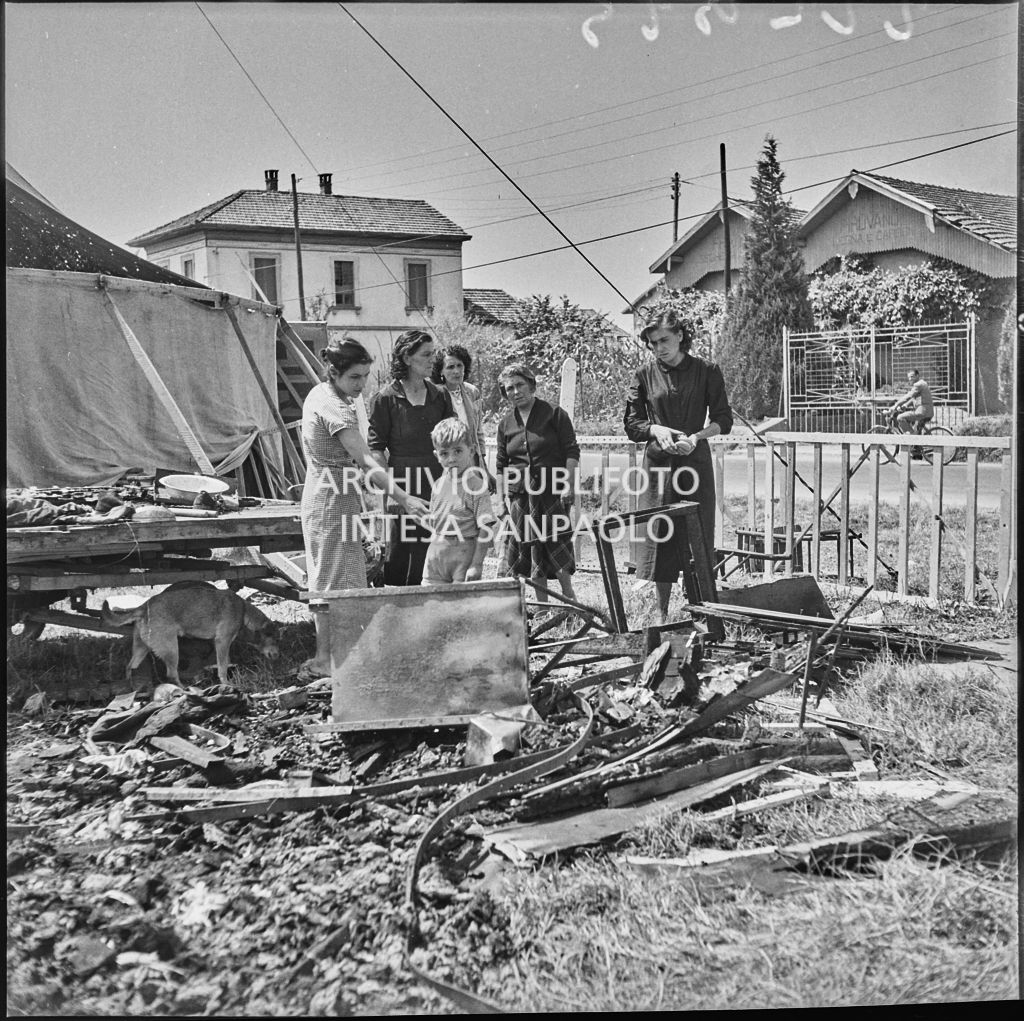 Donne sul luogo dell'incendio che ha distrutto un carro del Circo Casartelli a Bernareggio<br>222915