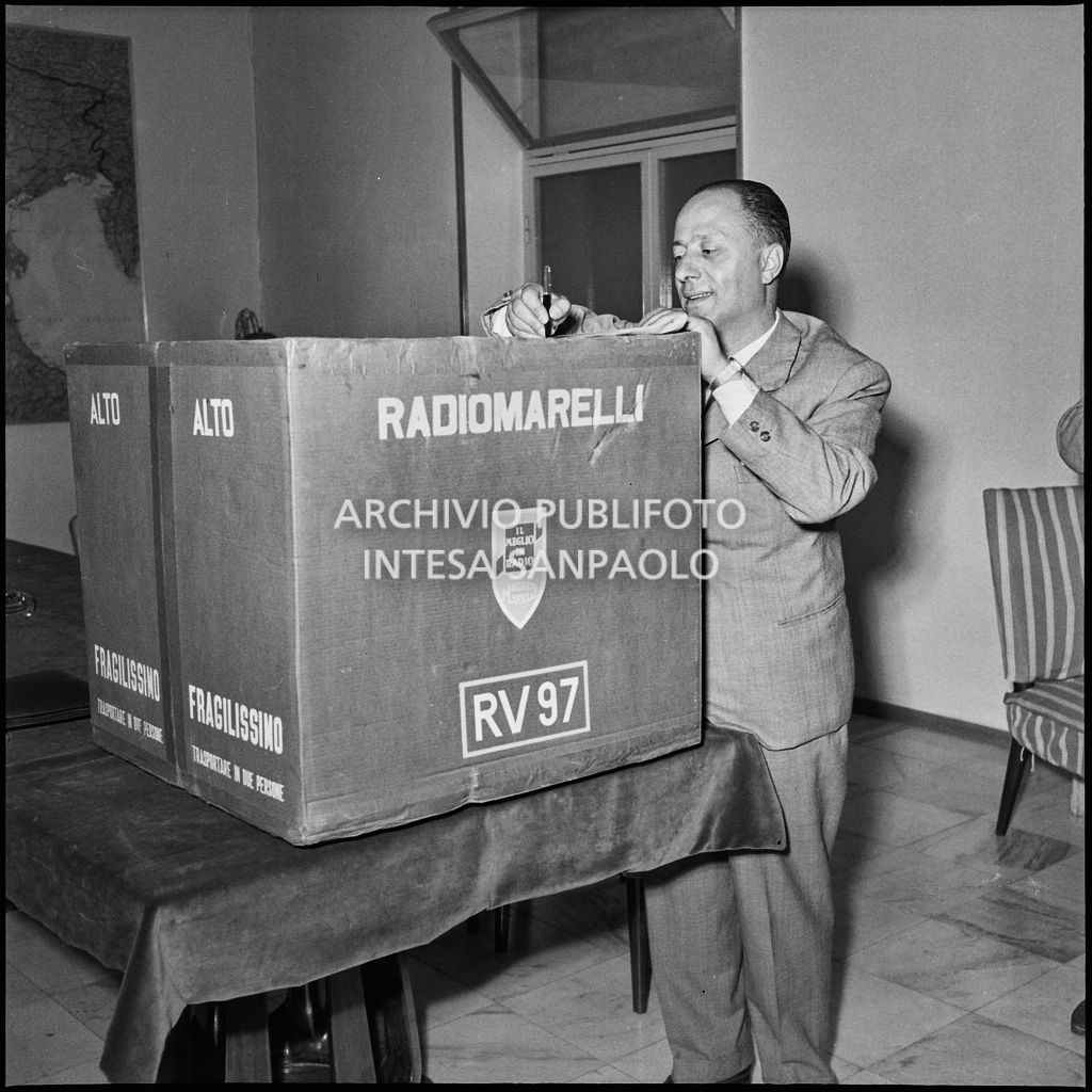 Vincitore dell'estrazione di un televisore Radiomarelli all'Automobile Club di Milano<br>222917