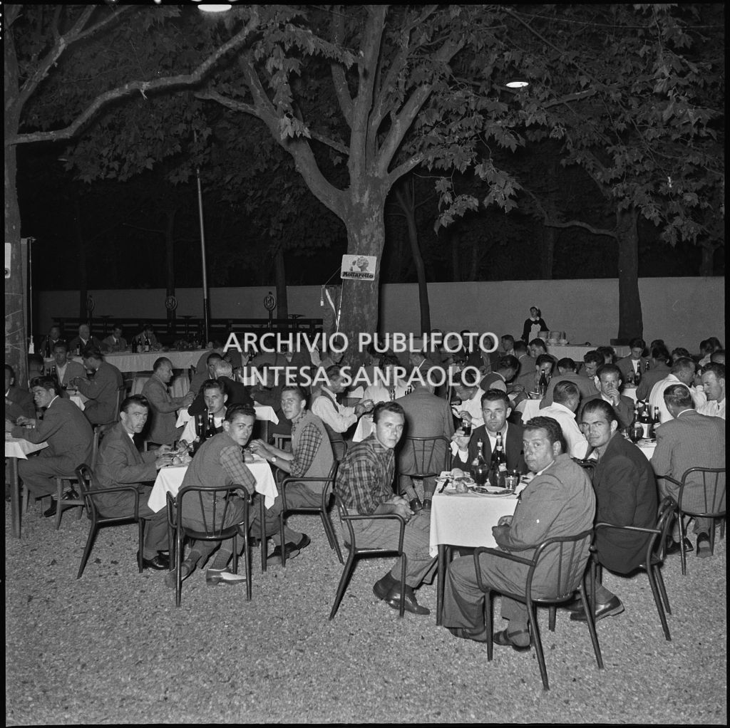 Banchetto degli operai della Snia Viscosa prima della partenza per il Sudafrica<br>222918