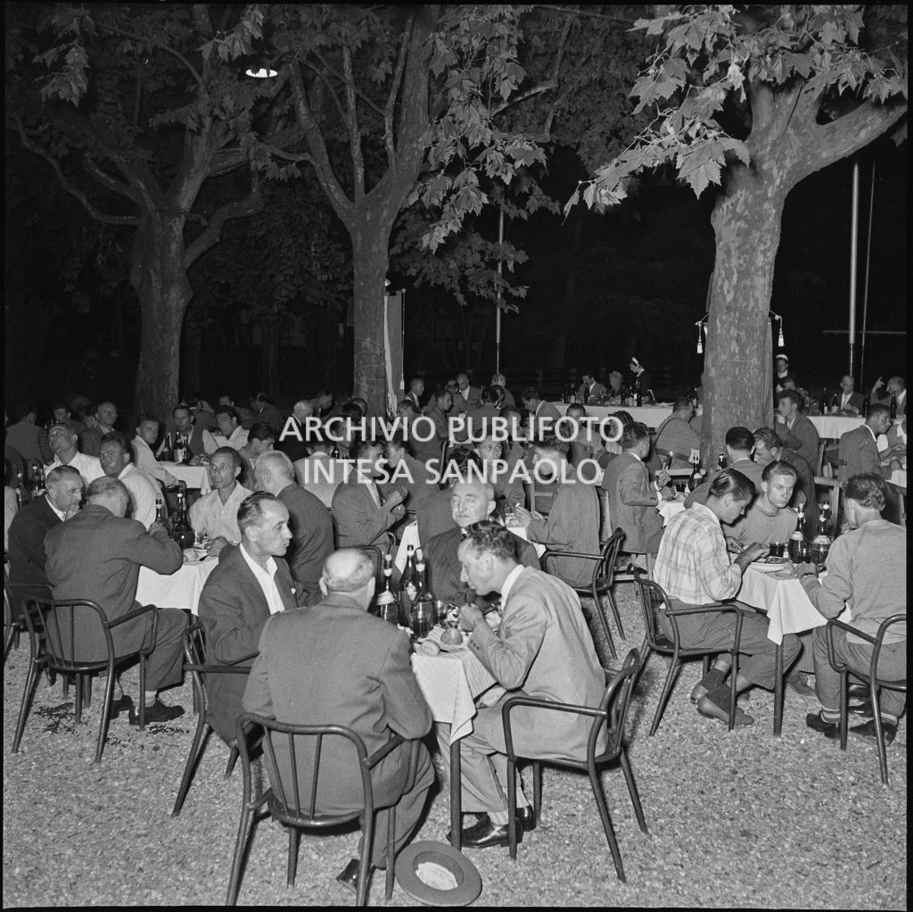 Banchetto degli operai della Snia Viscosa prima della partenza per il Sudafrica<br>222919