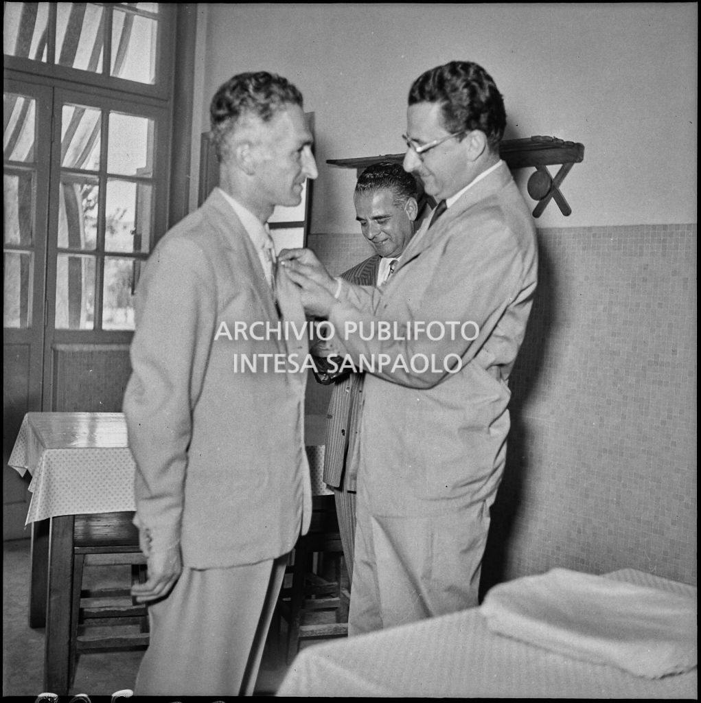 Cerimonia di premiazione di alcuni operai della Shell a Milano<br>222928