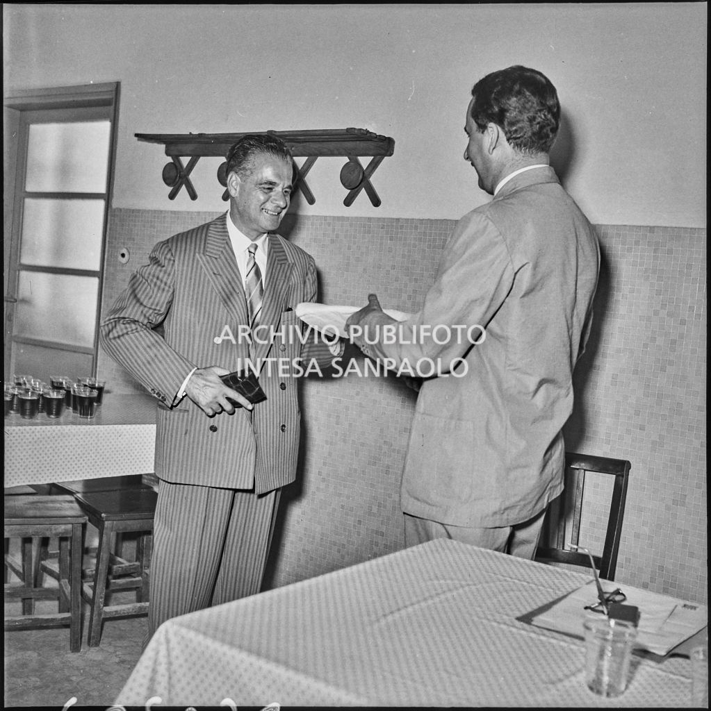 Cerimonia di premiazione di alcuni operai della Shell a Milano<br>222929