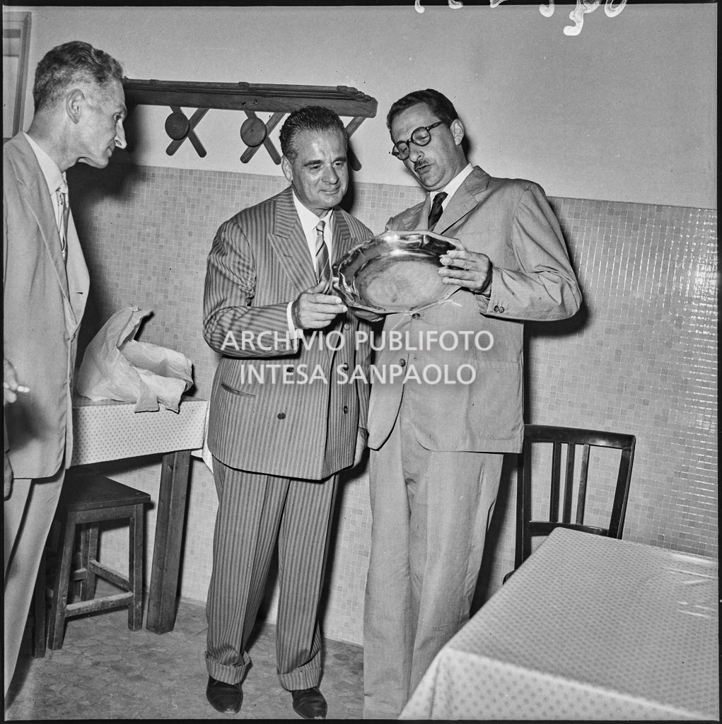 Consegna di un premio a un operaio della Shell a Milano<br>222930