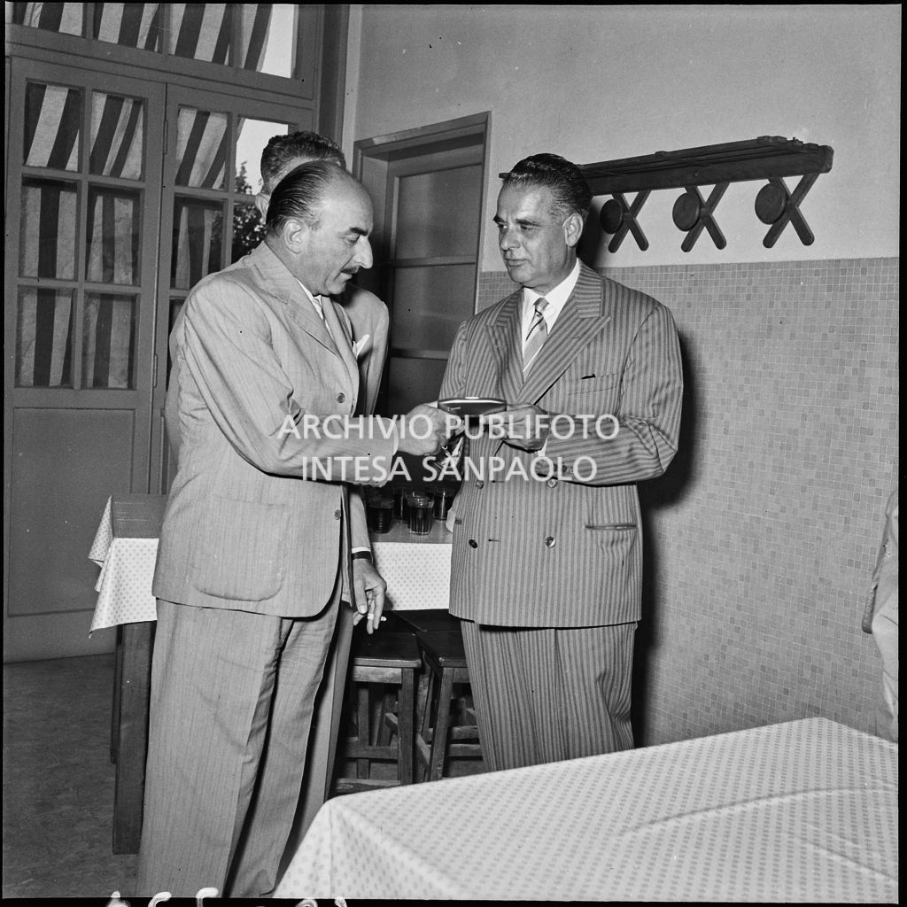 Consegna di un premio a un operaio della Shell a Milano<br>222931