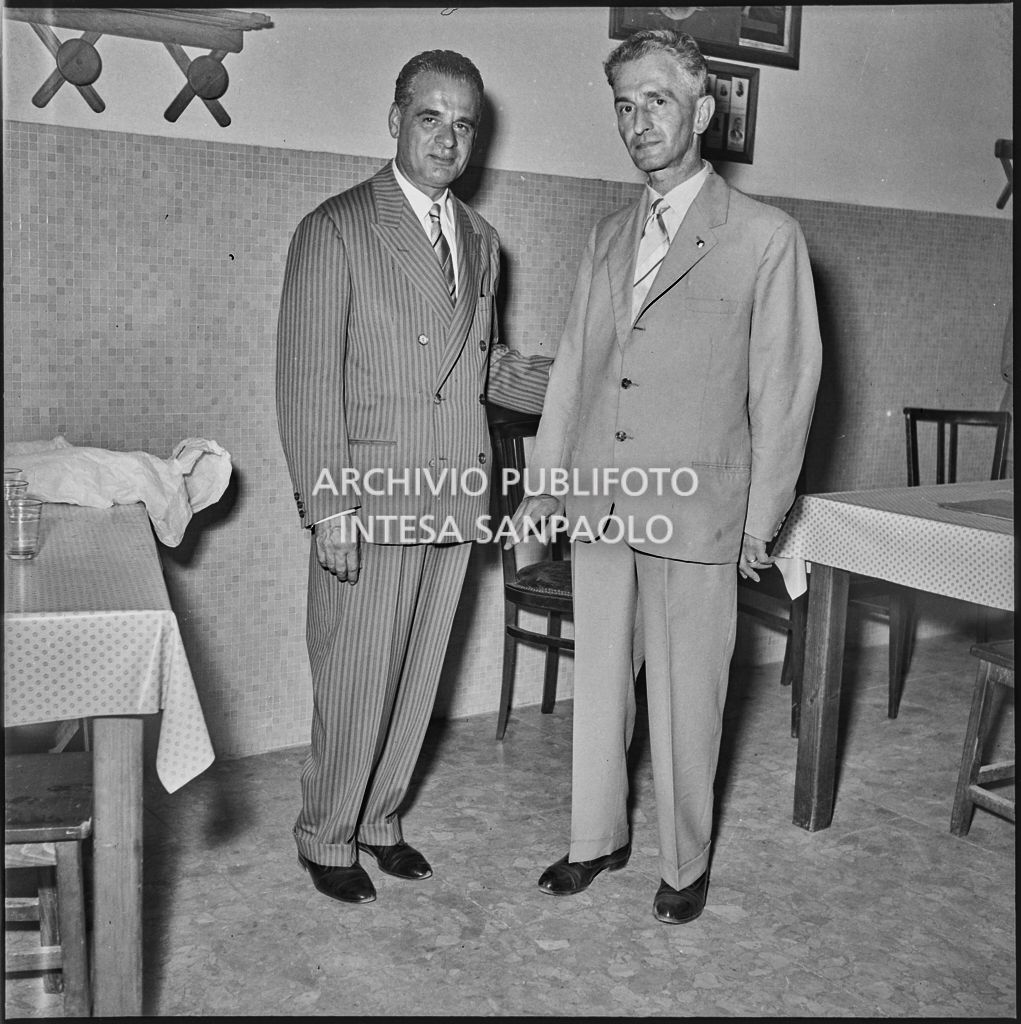 Cerimonia di premiazione di un operaio della Shell a Milano<br>222932