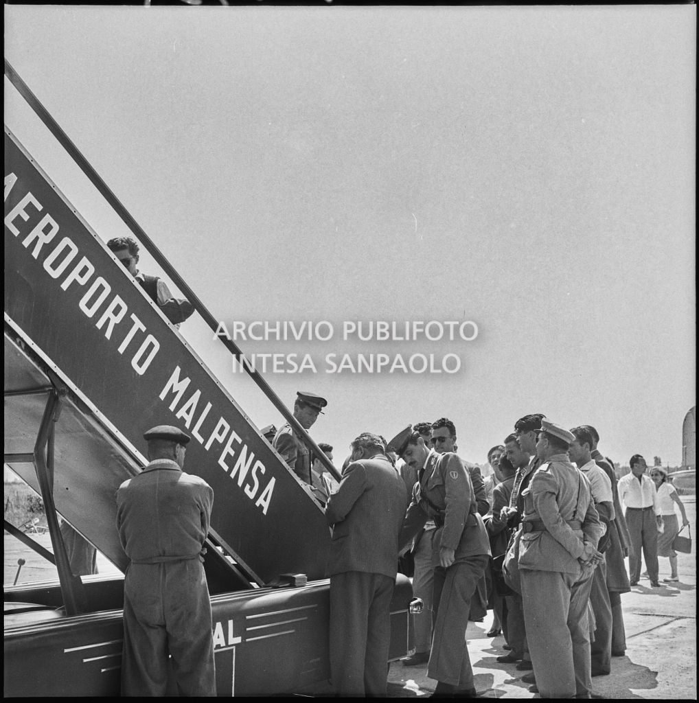 Gli operai della Snia Viscosa salgono a bordo dell'aereo diretto in Sudafrica, in partenza da Malpensa<br>222934