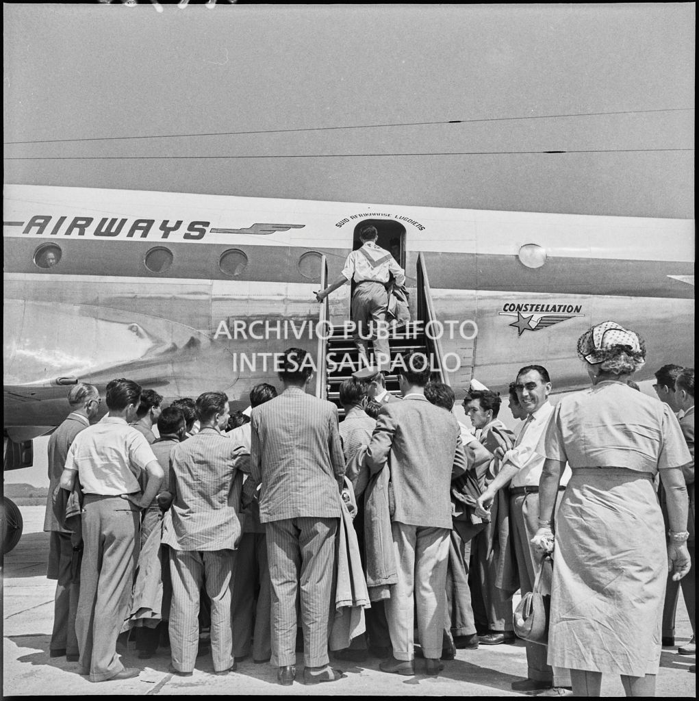 Gli operai della Snia Viscosa salgono a bordo dell'aereo diretto in Sudafrica, in partenza da Malpensa<br>222936