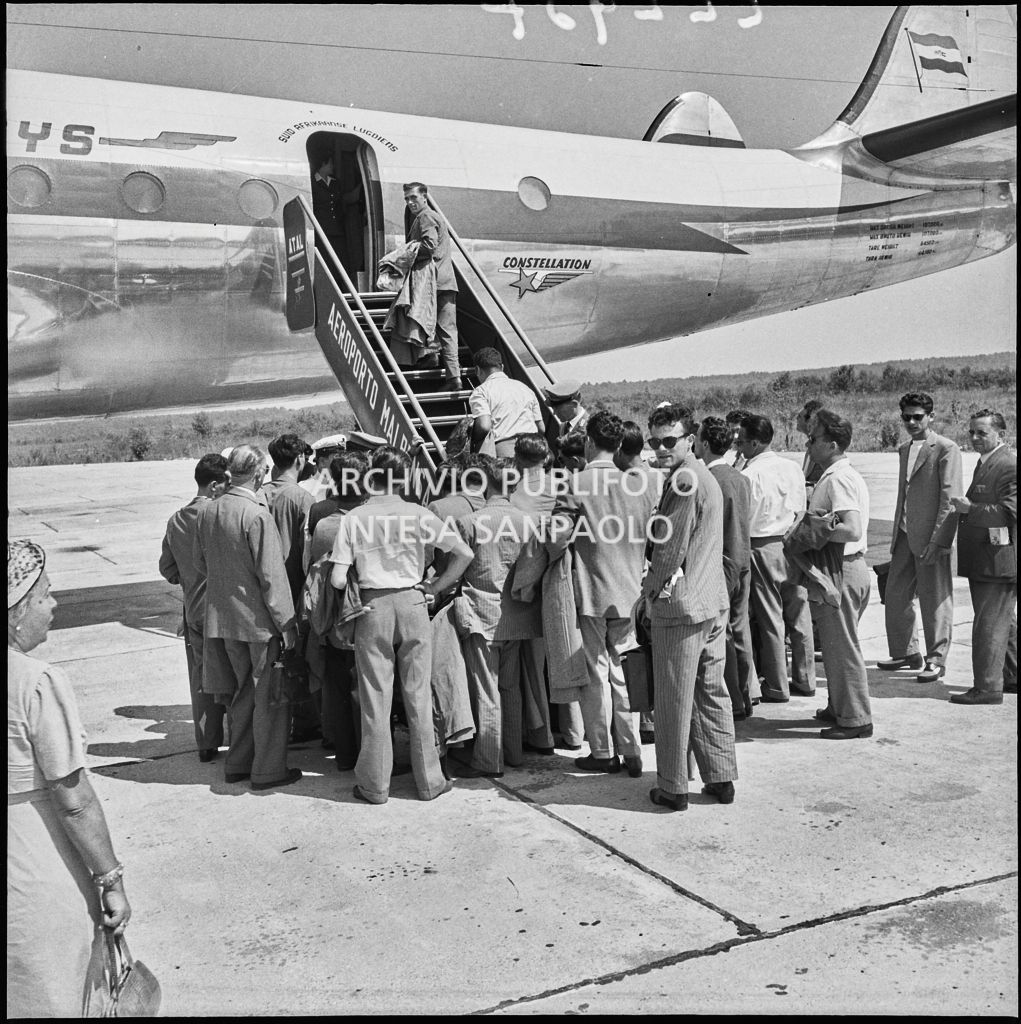 Gli operai della Snia Viscosa salgono a bordo dell'aereo diretto in Sudafrica, in partenza da Malpensa<br>222937