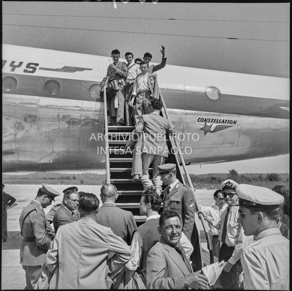 Gli operai della Snia Viscosa salgono a bordo dell'aereo diretto in Sudafrica, in partenza da Malpensa<br>222938