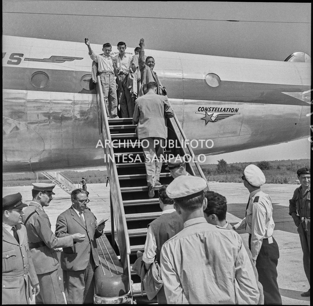 Gli operai della Snia Viscosa salgono a bordo dell'aereo diretto in Sudafrica, in partenza da Malpensa<br>222939