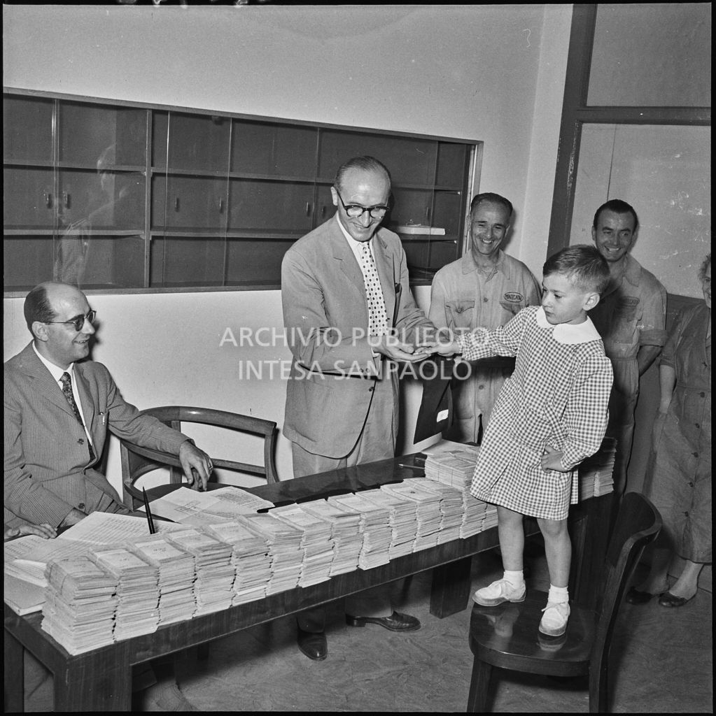 Un bambino estrae un numero per stabilire i vincitori del concorso della Montecatini di Milano<br>222942