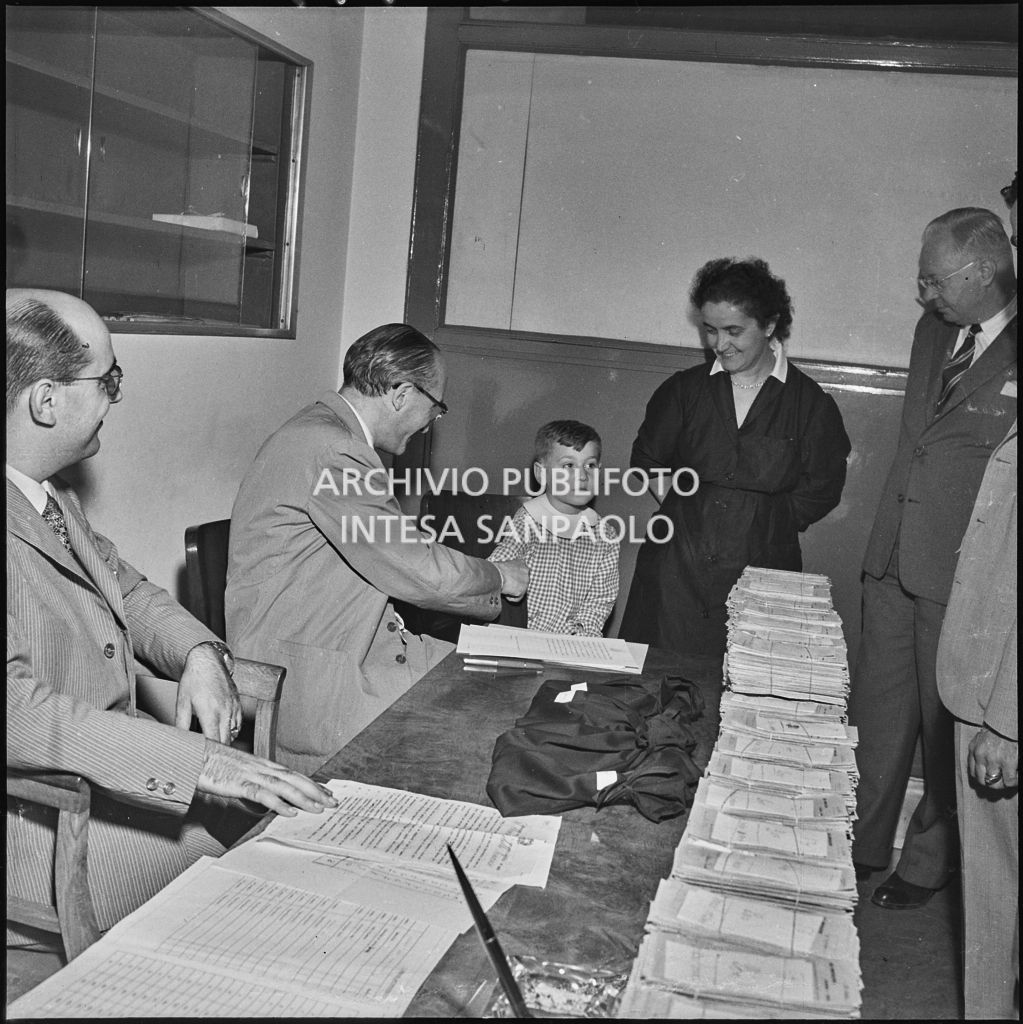 Un bambino estrae un numero per stabilire i vincitori del concorso della Montecatini di Milano<br>222943