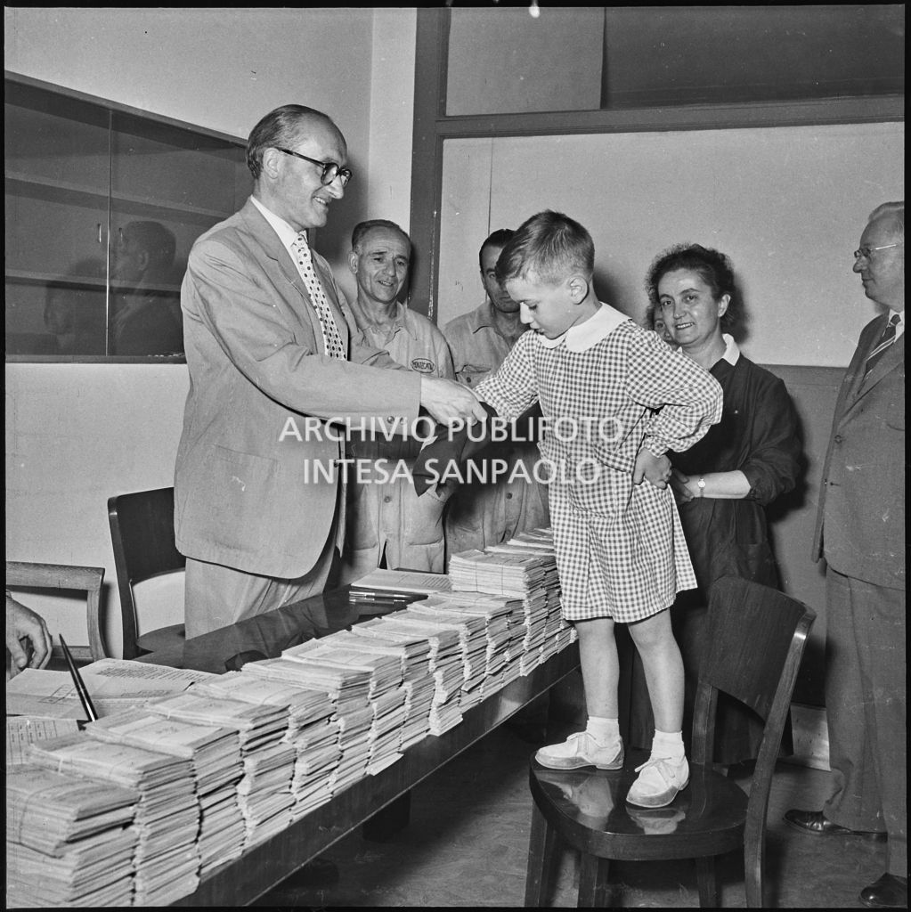 Un bambino estrae un numero per stabilire i vincitori del concorso della Montecatini di Milano<br>222944