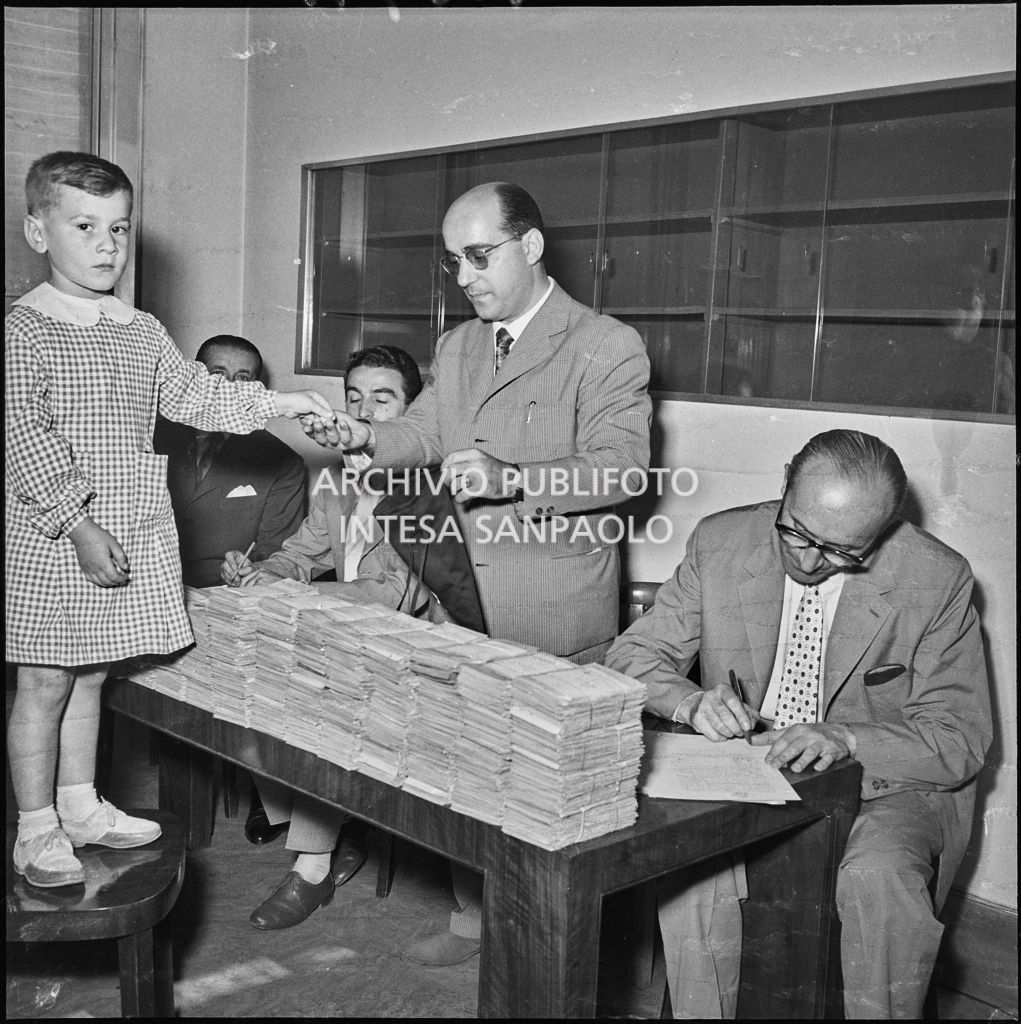 Un bambino estrae un numero per stabilire i vincitori del concorso della Montecatini di Milano<br>222945