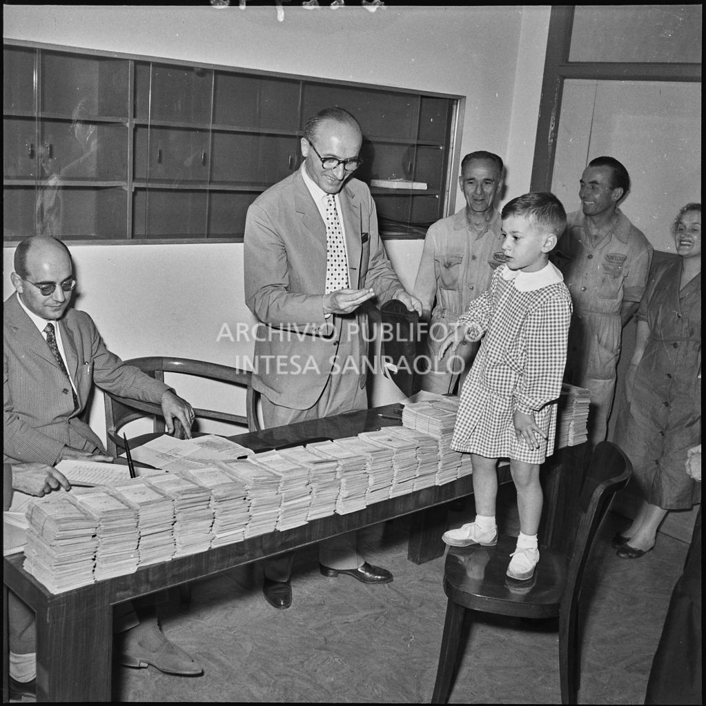 Un bambino estrae un numero per stabilire i vincitori del concorso della Montecatini di Milano<br>222946