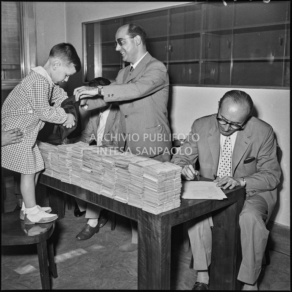 Un bambino estrae un numero per stabilire i vincitori del concorso della Montecatini di Milano<br>222947