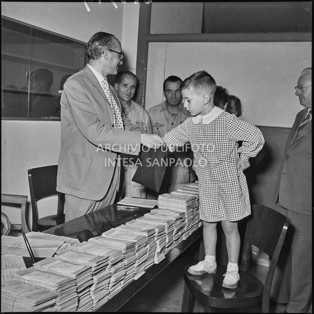 Un bambino estrae un numero per stabilire i vincitori del concorso della Montecatini di Milano<br>222949