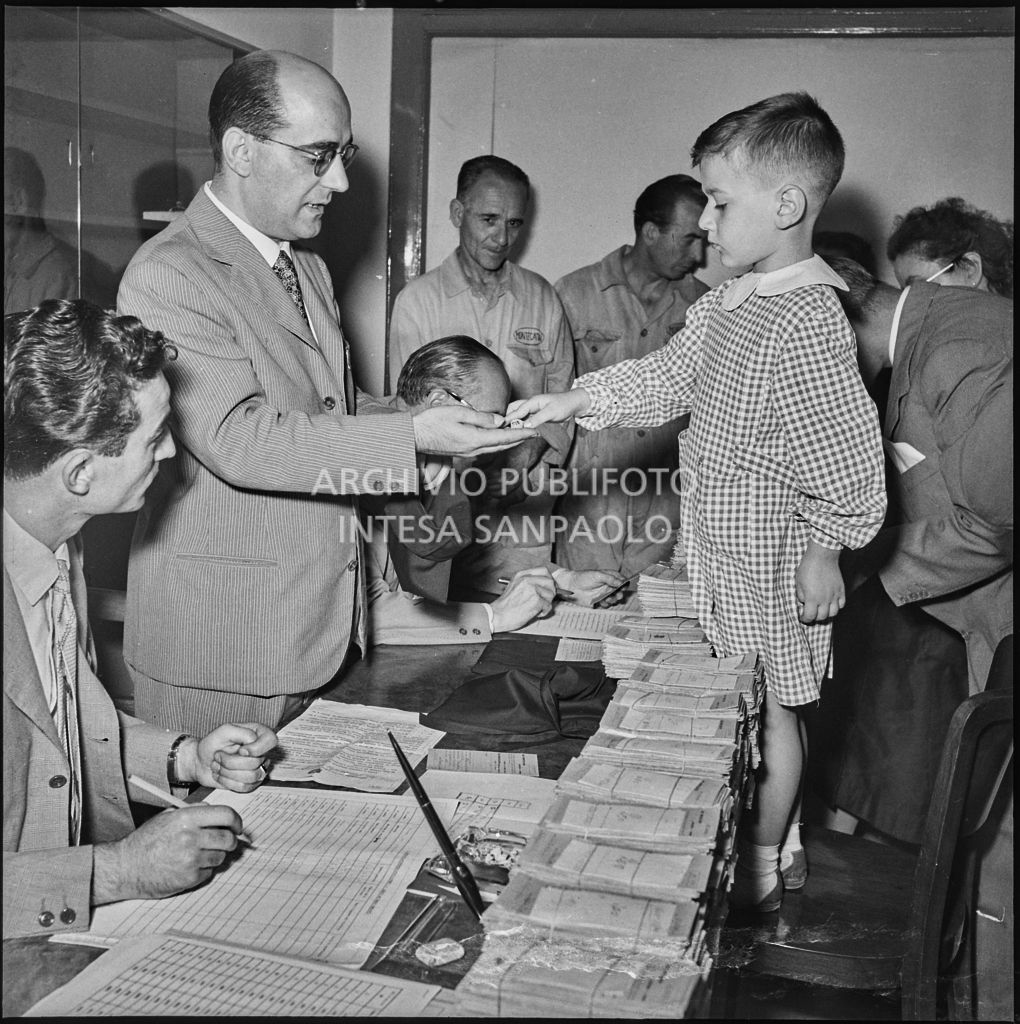 Un bambino estrae un numero per stabilire i vincitori del concorso della Montecatini di Milano<br>222950
