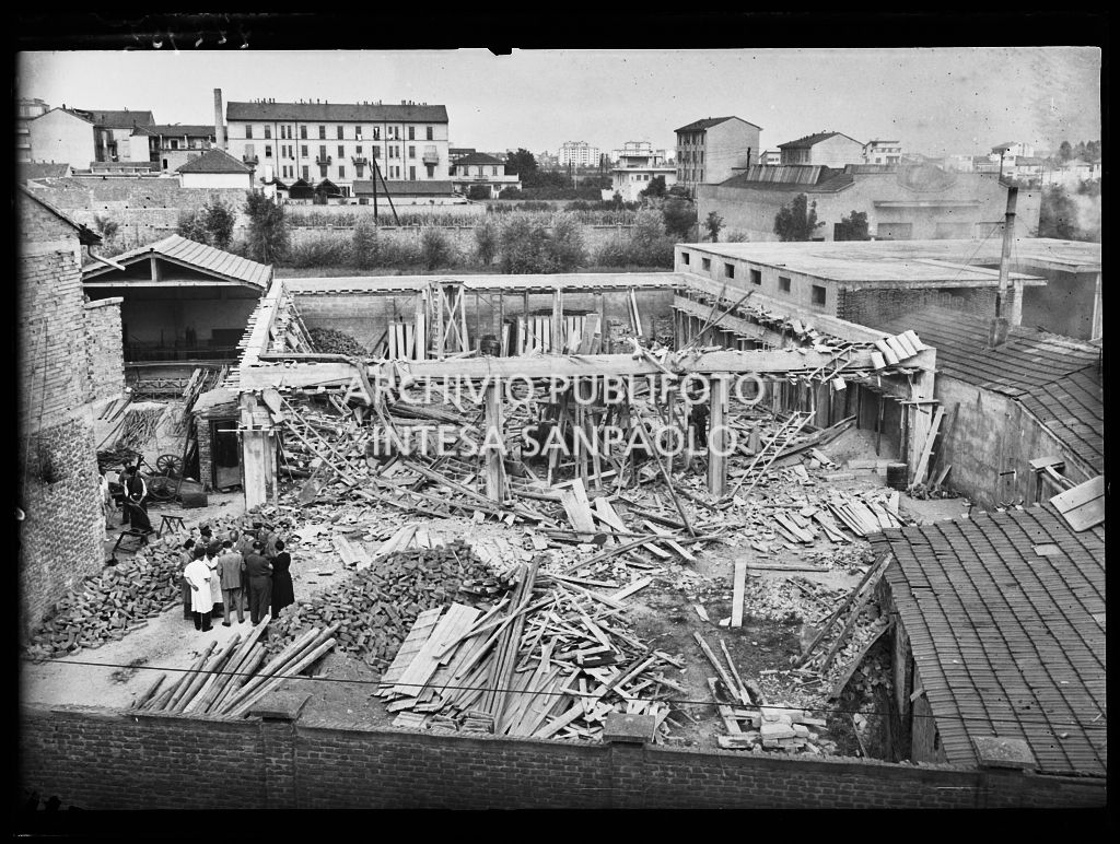 Capannone crollato nel quartiere Dergano a Milano<br>222952