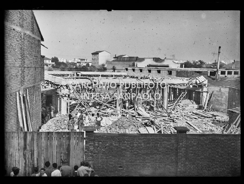 Capannone crollato nel quartiere Dergano a Milano<br>222953