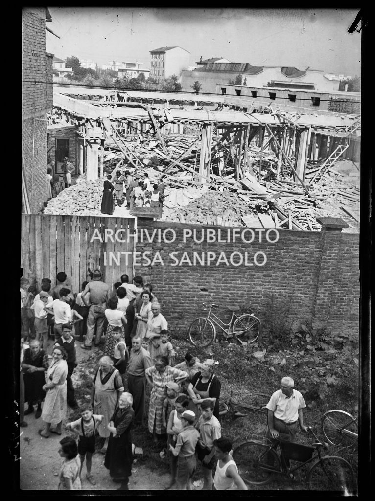 Folla di curiosi nei pressi del capannone crollato nel quartiere Dergano a Milano<br>222954