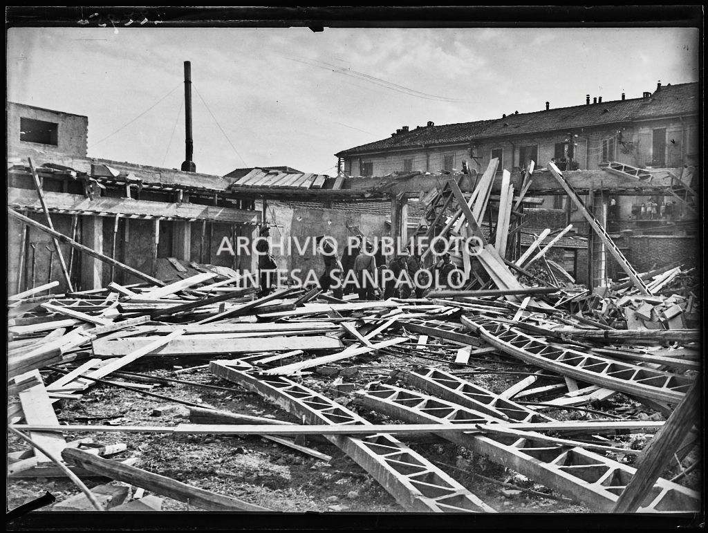 Rilievi delle forze dell'ordine e dei pompieri sul sito del capannone crollato nel quartiere Dergano a Milano<br>222955