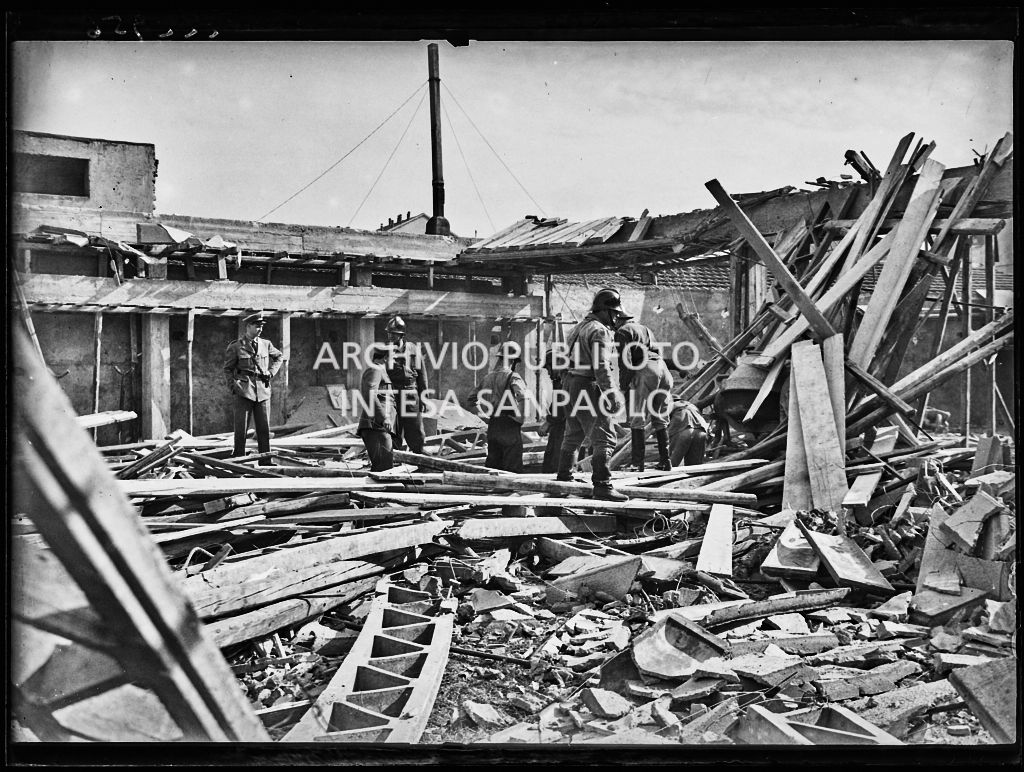 Rilievi delle forze dell'ordine e dei pompieri sul sito del capannone crollato nel quartiere Dergano a Milano<br>222956